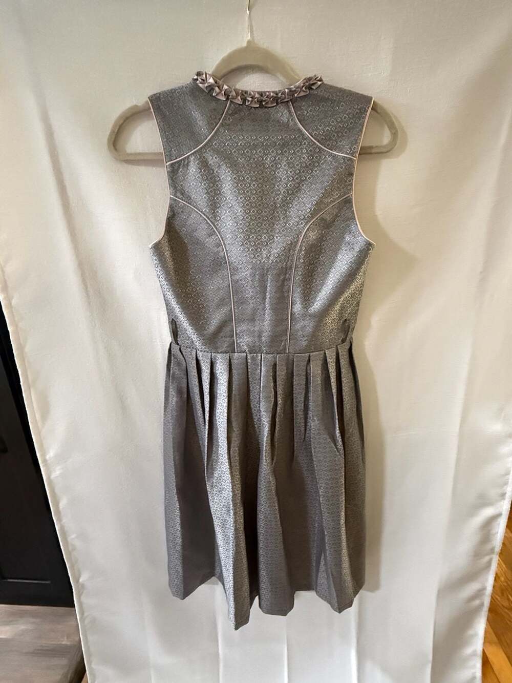Alte Liebe Trachten Manufaktur Silver & Pink Traditional German Dirndl Dress - Picture 2 of 3